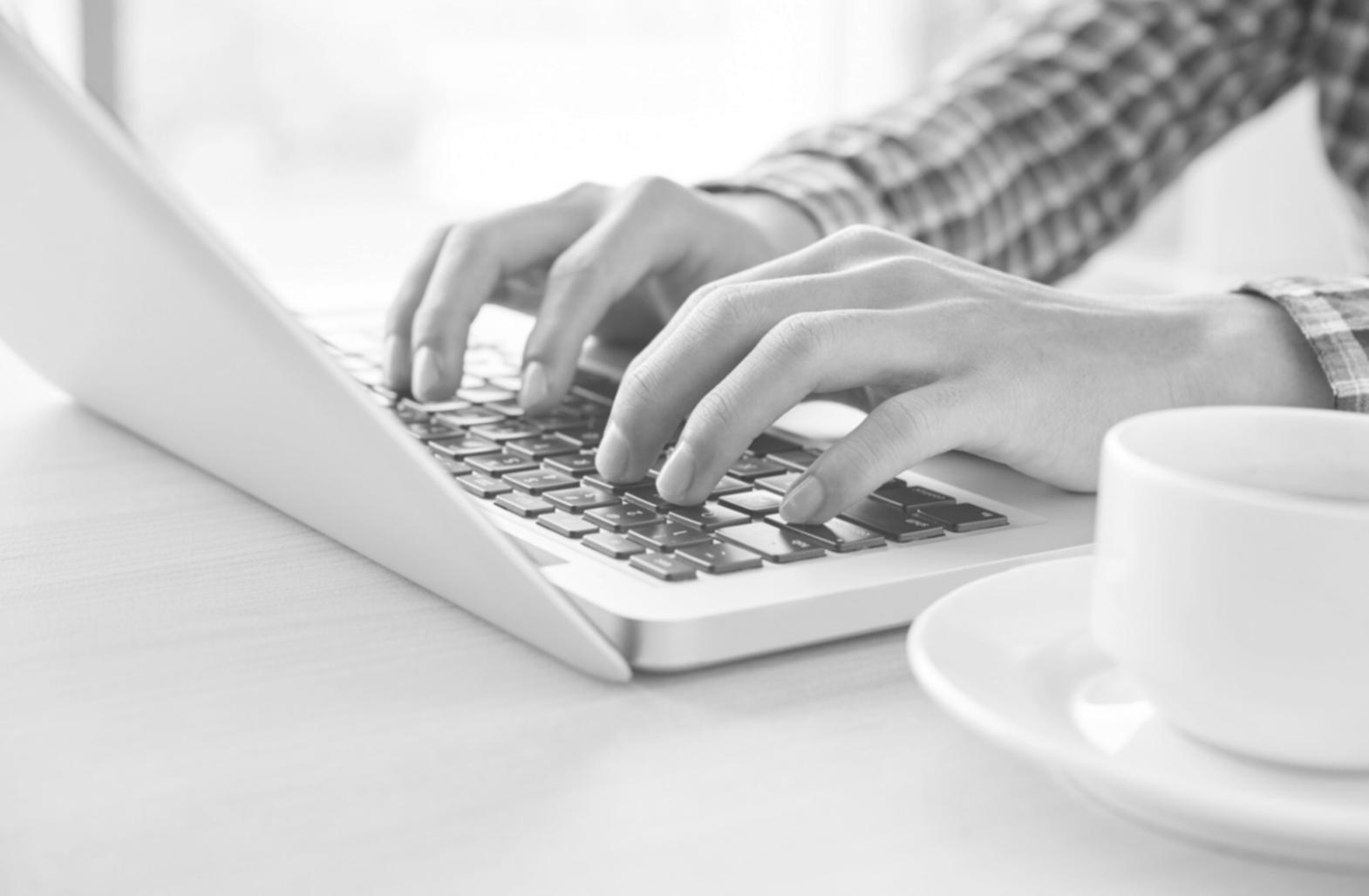 Teilnehmer arbeiten konzentriert an 3D-Modellierungsprojekten in modernen Computerarbeitsplätzen