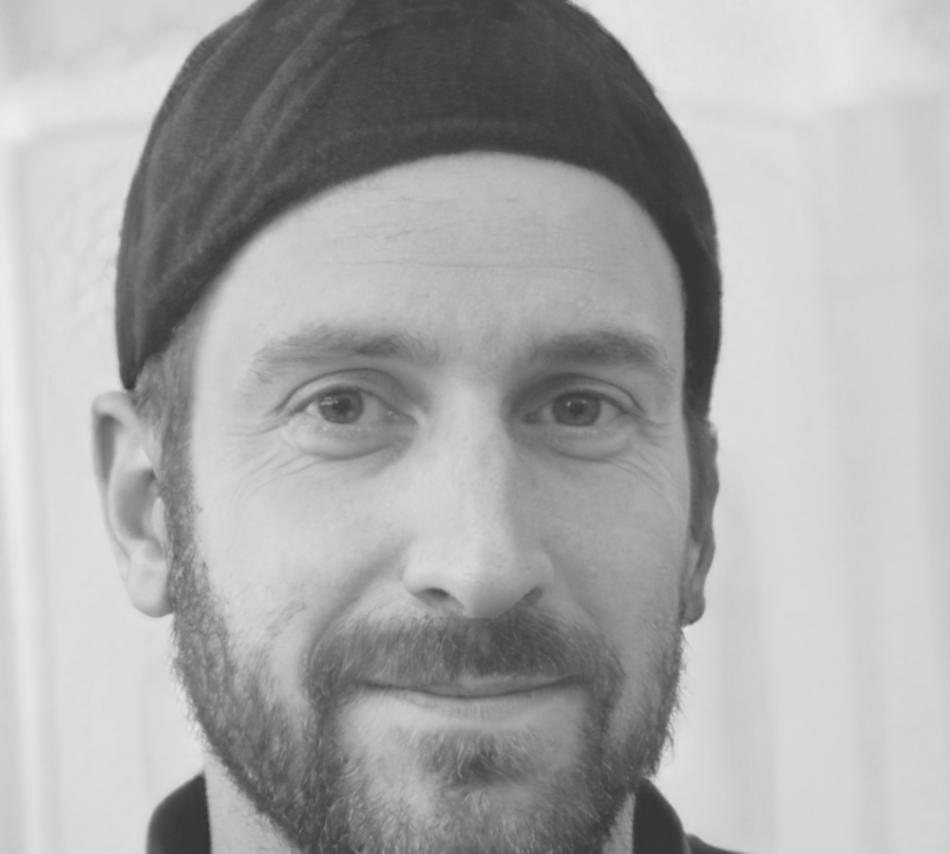 Lennart Zimmermann, Gründer von klyseraento, in seiner kreativen Arbeitsumgebung